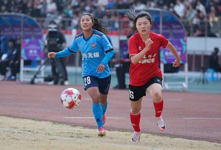 山東體彩女足隊(duì)員孫方欣(圖右紅衣)憑借在聯(lián)賽中的突破表現(xiàn)，去年入選了女足國(guó)家隊(duì)