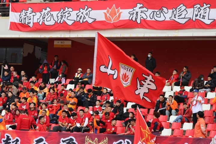 主場(chǎng)上萬(wàn)名球迷的吶喊助威，給山東體彩女足征戰(zhàn)女超增添了能量與動(dòng)力