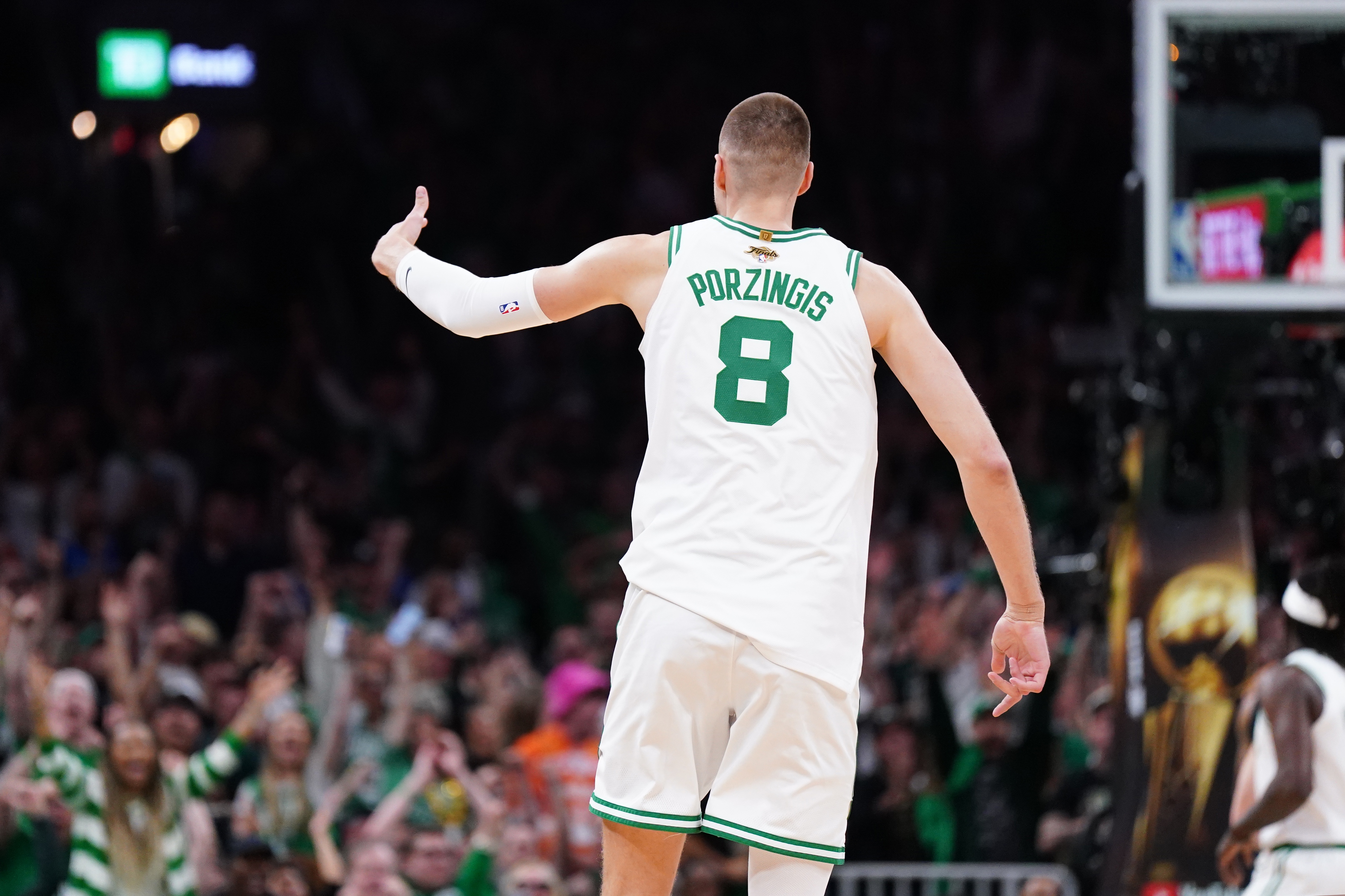 波津:對(duì)手有時(shí)會(huì)完全限制我投三分 我必須去內(nèi)線搏殺