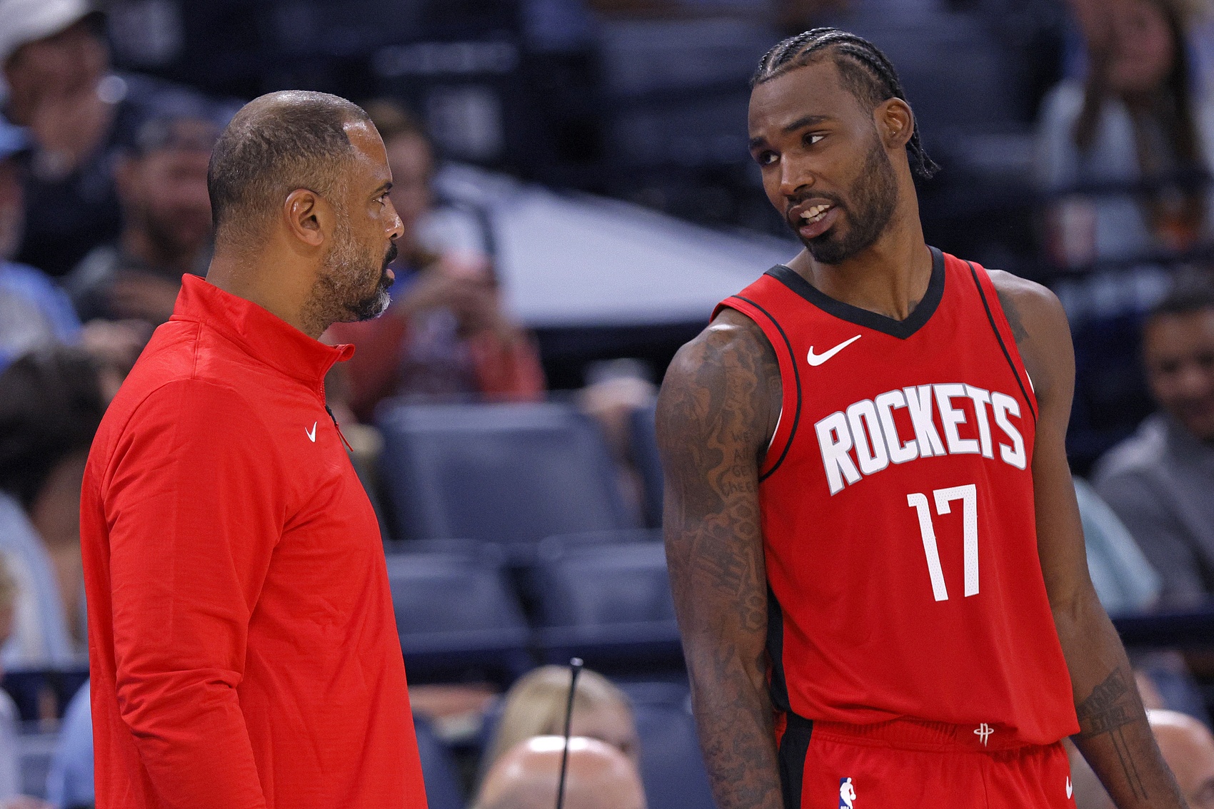 伊森媽媽?zhuān)何屹惽皵r著斯通想讓伊森出戰(zhàn)勇士 因?yàn)槊魈焓俏疑? /></p><p>2月13日訊 火箭今日主場(chǎng)119-111力克太陽(yáng)?；鸺騿T伊森的媽媽賽后更新社交媒體，透露她與火箭總經(jīng)理斯通的對(duì)話。</p><p>“比賽前我攔住了斯通，跟他說(shuō)：‘你可不能讓伊森這場(chǎng)輪休，就為了讓他在我生日那天打勇士的時(shí)候能上場(chǎng)?！雇ɑ卮鹫f(shuō)：‘我們明白，我讓他跟你說(shuō)生日快樂(lè)，但不好意思，我們今天得靠他贏球，明天的事明天再說(shuō)。’看來(lái)斯通挺懂球的?！币辽瓔寢寣?xiě)道。</p><p>火箭前鋒伊森本場(chǎng)攻防兩端表現(xiàn)出色，出戰(zhàn)34分鐘，16投11中，三分5中3、罰球1中0，砍全隊(duì)最高25分外加9籃板4助攻3搶斷，正負(fù)值+18也是最高。</p><p>火箭明日背靠背迎戰(zhàn)勇士，伊森因?yàn)閭」芾恚欠癯鰬?zhàn)還是未知數(shù)，烏度卡之前表示伊森短時(shí)間內(nèi)不會(huì)出戰(zhàn)背靠背的比賽。</p>                                </p>
                </div>
                <br>
                <br>
                <div   id=