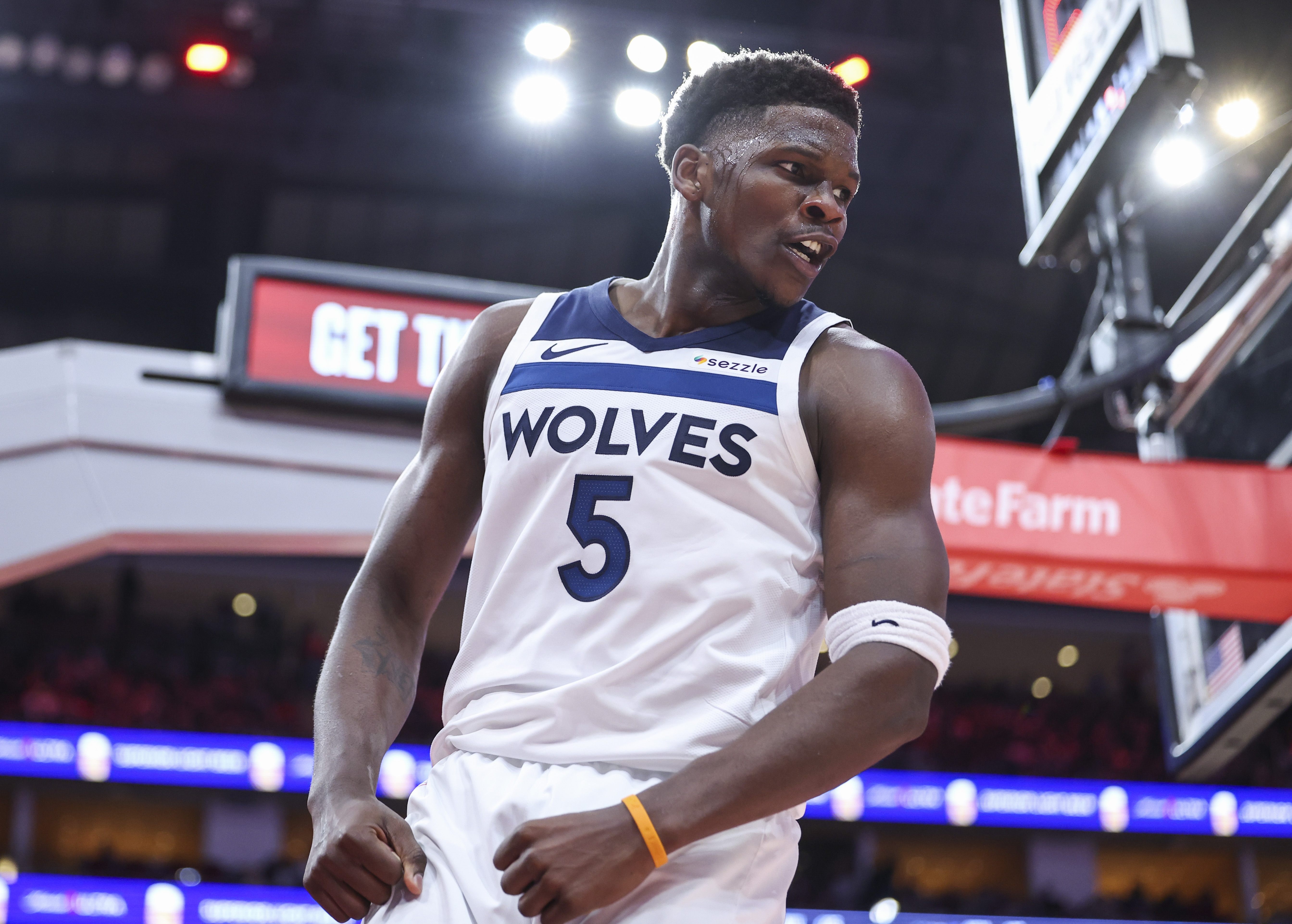 烏度卡:我們車輪戰(zhàn)消耗了愛(ài)德華茲的體力 換防和協(xié)防也做得很好